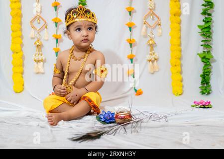 Ein entzückendes Kind, das als hinduistischer Gott krishna gekleidet ist, anlässlich des in indien gefeierten Jammashtami Stockfoto