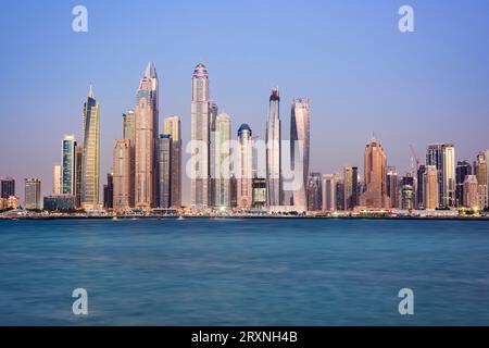 Dubai, Vereinigte Arabische Emirate, 26. Mai 2017. Dubai Yachthafen mit atemberaubenden Gebäuden und Wolkenkratzern von Palm Jumeirah Stockfoto