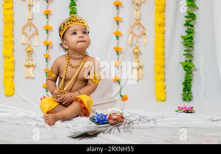 Ein entzückendes Kind, das als hinduistischer Gott krishna gekleidet ist, anlässlich des in indien gefeierten Jammashtami Stockfoto