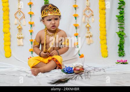 Ein entzückendes Kind, das als hinduistischer Gott krishna gekleidet ist, anlässlich des in indien gefeierten Jammashtami Stockfoto