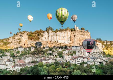 Rocamadour, Frankreich - 24. September 2023: Heißluftballons passieren das mittelalterliche Schloss Rocamadour in der Lot-Region Frankreichs während des Montgol Stockfoto