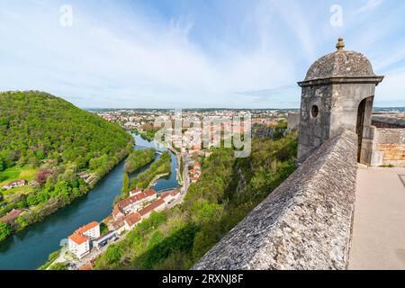 Blick auf den Fluss Doubs und die Stadt Besancon von der Zitadelle von Besancon, Burgund-Franche-Comte, Frankreich, die zum Weltkulturerbe gehört Stockfoto