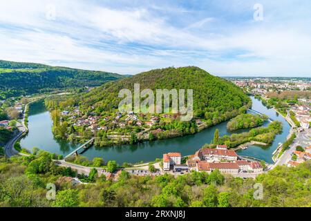 Rundfahrt durch den Fluss Doubs um den Hügel von Chaudanne, Blick von der Weltkulturerbestätte der Zitadelle von Besancon, Stadt von Besancon Stockfoto