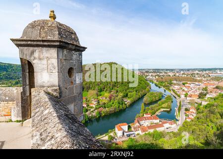 Blick auf den Fluss Doubs und die Stadt Besancon von der Zitadelle von Besancon, Burgund-Franche-Comte, Frankreich, die zum Weltkulturerbe gehört Stockfoto