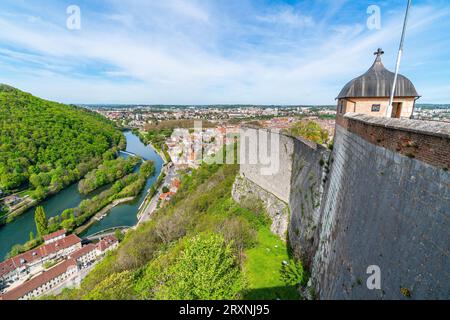 Blick auf den Fluss Doubs und die Stadt Besancon von der Zitadelle von Besancon, Burgund-Franche-Comte, Frankreich, die zum Weltkulturerbe gehört Stockfoto