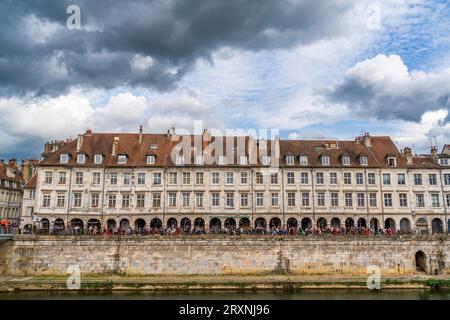 Historische Architektur des Quai Vauban am Fluss Doubs, Battant District, Besancon, Burgund-Franche-Comte, Frankreich Stockfoto