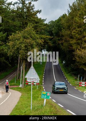 Nijmegen, Gelderland, Niederlande. September 2023. Man sieht einen Mann auf einem der Hügel in der Gegend laufen. Mit der Ankunft im Herbst an diesem Wochenende können die Menschen warme Temperaturen auf dem Land genießen, indem sie mit dem Fahrrad fahren oder entlang der Deiche und Wälder wandern. Auch landwirtschaftliche Nutztiere genießen die Weide. (Bild: © Ana Fernandez/SOPA Images via ZUMA Press Wire) NUR REDAKTIONELLE VERWENDUNG! Nicht für kommerzielle ZWECKE! Stockfoto