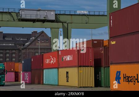 Container und ein historisches Gebäude im Berliner Westhafen, Moabit, Mitte, Deutschland Stockfoto