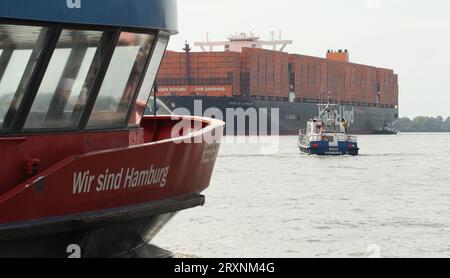 Das knapp 400 Meter lange Containerschiff Berlin Express von Linienagent Hapag Lloyd ist am Dienstagnachmittag ersmals in den Hamburgere Hafen eingelaufen. Waltershof Hamburg *** das fast 400 Meter lange Containerschiff Berlin Express des Linienmaklers Hapag Lloyd erreichte am Dienstagnachmittag erstmals den Hamburger Hafen Waltershof Hamburg Credit: Imago/Alamy Live News Stockfoto