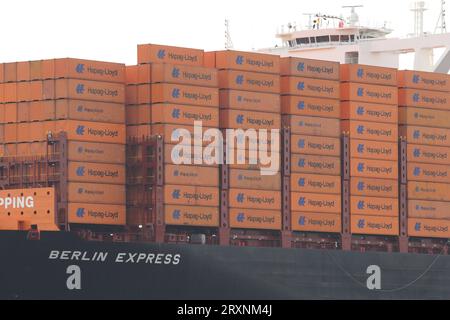 Das knapp 400 Meter lange Containerschiff Berlin Express von Linienagent Hapag Lloyd ist am Dienstagnachmittag ersmals in den Hamburgere Hafen eingelaufen. Waltershof Hamburg *** das fast 400 Meter lange Containerschiff Berlin Express des Linienmaklers Hapag Lloyd erreichte am Dienstagnachmittag erstmals den Hamburger Hafen Waltershof Hamburg Credit: Imago/Alamy Live News Stockfoto