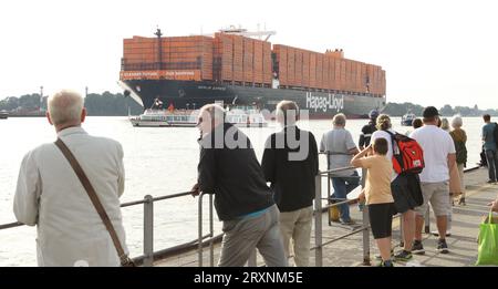 Das knapp 400 Meter lange Containerschiff Berlin Express von Linienagent Hapag Lloyd ist am Dienstagnachmittag ersmals in den Hamburgere Hafen eingelaufen. Waltershof Hamburg *** das fast 400 Meter lange Containerschiff Berlin Express des Linienmaklers Hapag Lloyd erreichte am Dienstagnachmittag erstmals den Hamburger Hafen Waltershof Hamburg Credit: Imago/Alamy Live News Stockfoto