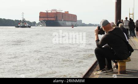 Das knapp 400 Meter lange Containerschiff Berlin Express von Linienagent Hapag Lloyd ist am Dienstagnachmittag ersmals in den Hamburgere Hafen eingelaufen. Altona Hamburg *** das fast 400 Meter lange Containerschiff Berlin Express des Linienmaklers Hapag Lloyd erreichte am Dienstagnachmittag erstmals den Hamburger Hafen Altona Hamburg Credit: Imago/Alamy Live News Stockfoto