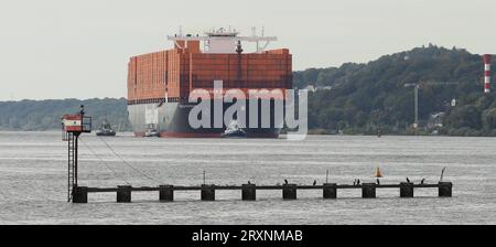 Das knapp 400 Meter lange Containerschiff Berlin Express von Linienagent Hapag Lloyd ist am Dienstagnachmittag ersmals in den Hamburgere Hafen eingelaufen. Altona Hamburg *** das fast 400 Meter lange Containerschiff Berlin Express des Linienmaklers Hapag Lloyd erreichte am Dienstagnachmittag erstmals den Hamburger Hafen Altona Hamburg Credit: Imago/Alamy Live News Stockfoto