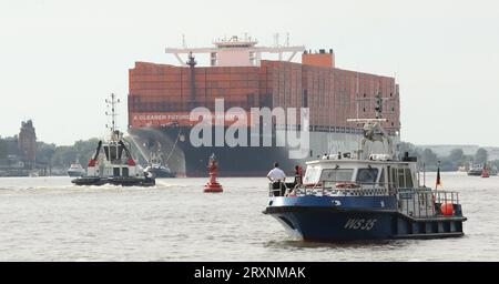 Das knapp 400 Meter lange Containerschiff Berlin Express von Linienagent Hapag Lloyd ist am Dienstagnachmittag ersmals in den Hamburgere Hafen eingelaufen. Altona Hamburg *** das fast 400 Meter lange Containerschiff Berlin Express des Linienmaklers Hapag Lloyd erreichte am Dienstagnachmittag erstmals den Hamburger Hafen Altona Hamburg Credit: Imago/Alamy Live News Stockfoto