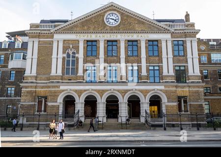 London. UK. 26. September 2023. Ein allgemeiner Blick auf das Rathaus von Tower Hamlets. Die Abfallsammler des Tower Hamlets Council schließen ihre Runden nicht ab, da ihr Streit mit der örtlichen Behörde über die Bezahlung weiter andauert. Ihr Walkout begann am 18. September und Unite The Union hat erklärt, dass mehr als 200 Arbeitnehmer eine nationale pauschale Lohnerhöhung von 1.925 £ abgelehnt haben, weil sie unter der Inflation liegt. Quelle: Stephen Chung / Alamy Live News Stockfoto