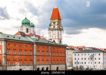 Passau, Deutschland - 21. Juli 2023: Panoramablick auf Passau, altes Rathaus, altes Rathaus. Skyline der Altstadt, Bayern, Deutschland. Stockfoto