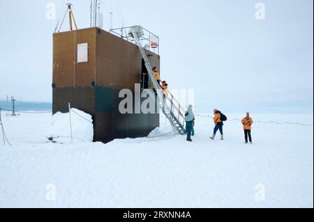 Touristen an der Georg von Neumayer Station, Forschungsstation, Weddell Meer, Antarktis Stockfoto