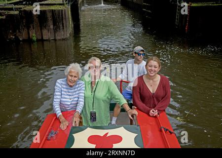 Familien genießen einen Tag auf dem schmalen Boot auf dem Fluss Avon Stockfoto