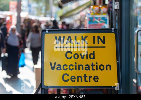 London. UK. 26. September 2023. Die Menschen passieren ein begehbares COVID-Impfzentrum in Whitechapel. Bedenken bezüglich der neuesten Variante, bekannt als BA.2,86., fortfahren. Quelle: Stephen Chung / Alamy Live News Stockfoto