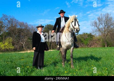 Hüter auf Camargue Pferd mit Frau, Camargue, Provence, Südfrankreich Stockfoto