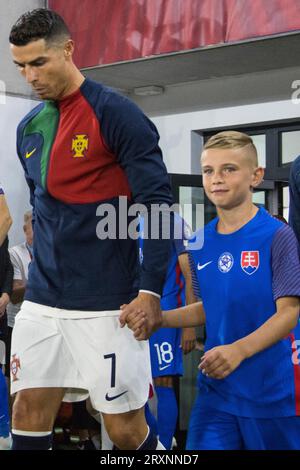 Cristiano RONALDO Portugal mit stolzem slowakischen Jungen, der gemeinsam auf dem Spielfeld steht Stockfoto