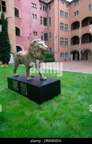 Löwenskulptur vor dem Maison des Avocats, Saint-Jean-Viertel, Altstadt von Lyon, Rhonetal, Frankreich Stockfoto