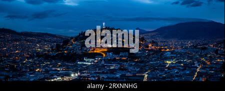 El Panecillo Hügel bei Nacht, Quito, Provinz Pichincha, Ecuador Stockfoto