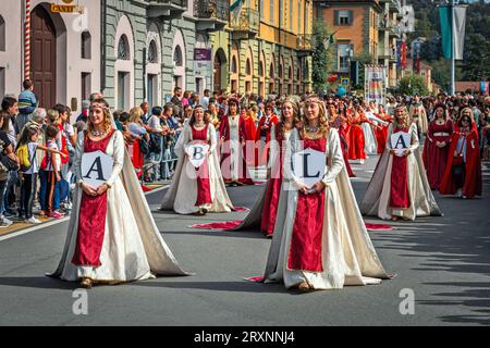 Prozession in historischer Kleidung bei der Mittelalterparade - traditioneller Teil der Feierlichkeiten während des jährlichen Festivals des weißen Trüffels in Alba, Italien. Stockfoto