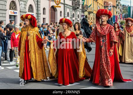 Historische Prozession bei der Mittelalterparade - traditioneller Teil der Feierlichkeiten während des jährlichen Festivals des weißen Trüffels in Alba, Italien. Stockfoto