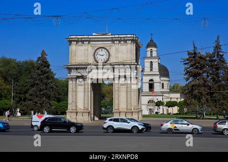 Triumphbogen (1841) und Krippe (1836) mit Glockenturm auf dem Platz der Großen Nationalversammlung in Chisinau, Moldau Stockfoto