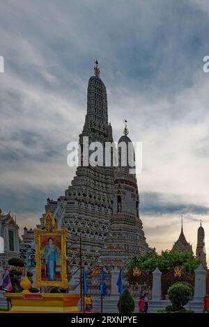 Bangkok, Thailand, 26. Dezember 2018. Wat Arun-Tempel in Bangkok. Der Tempel ist ein hohes, weißes und aufwendig verziertes Gebäude mit zwei Türmen. Stockfoto