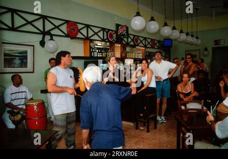 Musiker und Gäste in Bar, Altstadt, Havanna, Kuba Stockfoto