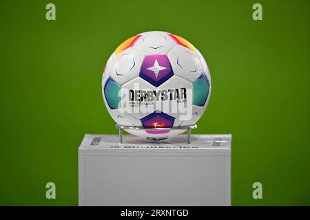 Adidas Derbystar Match Ball liegt auf Sockel, Fußball, Bundesliga, MHPArena, MHP Arena Stuttgart, Baden-Württemberg, Deutschland Stockfoto