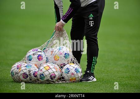 Assistent nimmt Adidas Match Balls Derbystar aus dem Ballnetz und bringt sie zum Training und Aufwärmen in der Allianz Arena, München, Bayern, auf das Spielfeld Stockfoto