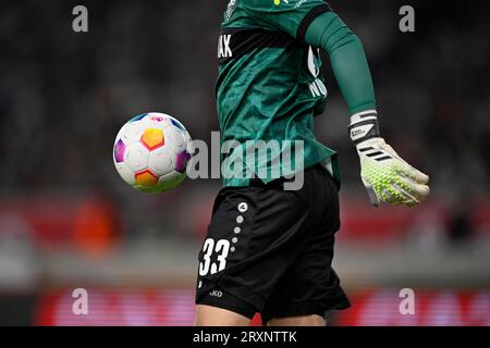 Torwart Alexander Nuebel VfB Stuttgart (33) mit Ball, MHPArena, MHP Arena Stuttgart, Baden-Württemberg, Deutschland Stockfoto