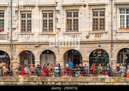 Menschen im Café vor der historischen Architektur von Quai Vauban am Fluss Doubs, Battant District, Besancon, Burgund-Franche-Comte Stockfoto