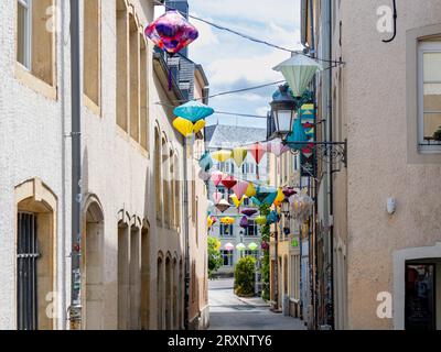 Wunderschöne chinesische Lampions in hellen Farben in den alten Straßen von Luxemburg-Stadt Stockfoto