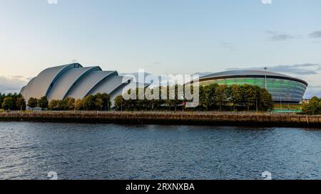 Das Clyde Auditorium SEC Armadillo, links gehören mit der Veranstaltungshalle OVO Hydro rechts zum Scottish Exhibition and Conference Centre SECC und ist für größere Veranstaltungen wie Konzerte und u.a der Klimakonferenz COP26 ausgelegt - die Stadt Glasgow am Fluß Clyde ist die größte Stadt Schottlands und die drittgrößte des Vereinigten Königreichs 18.09.2023 Glasgow Schottland Großbritannien *** das Clyde Auditorium SEC Armadillo, auf der linken Seite, zusammen mit der Veranstaltungshalle OVO Hydro auf der rechten Seite, ist Teil des Scottish Exhibition and Conference Centre SECC und für größere Veranstaltungen ausgelegt Stockfoto