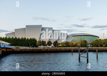 Das Clyde Auditorium SEC Armadillo, links gehören mit der Veranstaltungshalle OVO Hydro rechts zum Scottish Exhibition and Conference Centre SECC und ist für größere Veranstaltungen wie Konzerte und u.a der Klimakonferenz COP26 ausgelegt - die Stadt Glasgow am Fluß Clyde ist die größte Stadt Schottlands und die drittgrößte des Vereinigten Königreichs 18.09.2023 Glasgow Schottland Großbritannien *** das Clyde Auditorium SEC Armadillo, auf der linken Seite, zusammen mit der Veranstaltungshalle OVO Hydro auf der rechten Seite, ist Teil des Scottish Exhibition and Conference Centre SECC und für größere Veranstaltungen ausgelegt Stockfoto