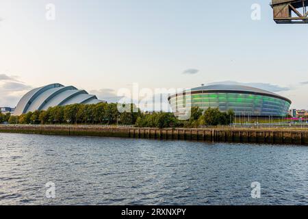 Das Clyde Auditorium SEC Armadillo, links gehören mit der Veranstaltungshalle OVO Hydro rechts zum Scottish Exhibition and Conference Centre SECC und ist für größere Veranstaltungen wie Konzerte und u.a der Klimakonferenz COP26 ausgelegt - die Stadt Glasgow am Fluß Clyde ist die größte Stadt Schottlands und die drittgrößte des Vereinigten Königreichs 18.09.2023 Glasgow Schottland Großbritannien *** das Clyde Auditorium SEC Armadillo, auf der linken Seite, zusammen mit der Veranstaltungshalle OVO Hydro auf der rechten Seite, ist Teil des Scottish Exhibition and Conference Centre SECC und für größere Veranstaltungen ausgelegt Stockfoto