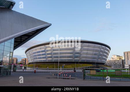 Das Clyde Auditorium SEC Armadillo, links gehören mit der Veranstaltungshalle OVO Hydro rechts zum Scottish Exhibition and Conference Centre SECC und ist für größere Veranstaltungen wie Konzerte und u.a der Klimakonferenz COP26 ausgelegt - die Stadt Glasgow am Fluß Clyde ist die größte Stadt Schottlands und die drittgrößte des Vereinigten Königreichs 18.09.2023 Glasgow Schottland Großbritannien *** das Clyde Auditorium SEC Armadillo, auf der linken Seite, zusammen mit der Veranstaltungshalle OVO Hydro auf der rechten Seite, ist Teil des Scottish Exhibition and Conference Centre SECC und für größere Veranstaltungen ausgelegt Stockfoto