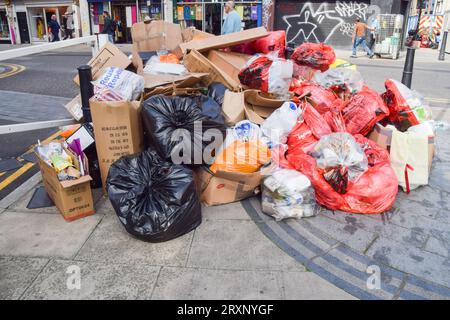 London, England, Großbritannien. September 2023 26. Wachsende Müllhaufen säumen die Straßen im Londoner Stadtteil Tower Hamlets, während Müllsammler ihren Streik fortsetzen. (Bild: © Vuk Valcic/ZUMA Press Wire) NUR REDAKTIONELLE VERWENDUNG! Nicht für kommerzielle ZWECKE! Stockfoto