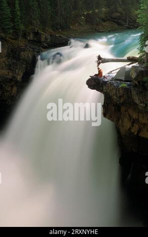 Wandern mit Zelt am Indian Snake Waterfall, Jasper National Park, Alberta, Kanada Stockfoto