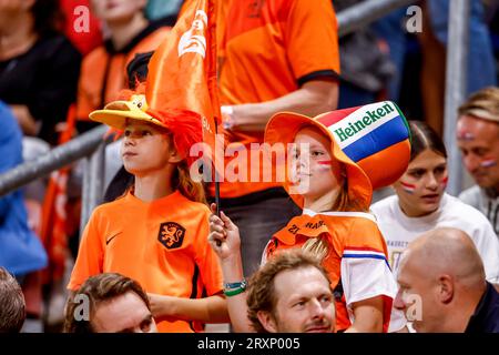 Utrecht, Niederlande. September 2023 26. UTRECHT, NIEDERLANDE - SEPTEMBER 26: Fans und Unterstützer der Niederlande wehten mit Flaggen während des UEFA Nations League Women League A-Spiels der Gruppe 1 zwischen den Niederlanden und England im Stadion Galgenwaard am 26. September 2023 in Utrecht, Niederlande. (Foto von Andre Weening/Orange Pictures) Kredit: Orange Pics BV/Alamy Live News Stockfoto