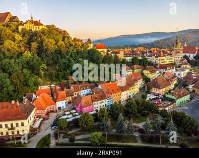 Aus der Luft der mittelalterlichen Festung und der Stadt Sighisoara mit Farbenhäusern. Foto aufgenommen am 14. August 2023 in Sighisoara, Transsilvanien, Rom Stockfoto