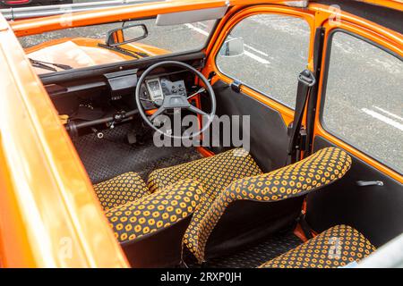 Ein Orange Citroën 2CV6 Special parkte in einer Straße in Fife, Schottland Stockfoto