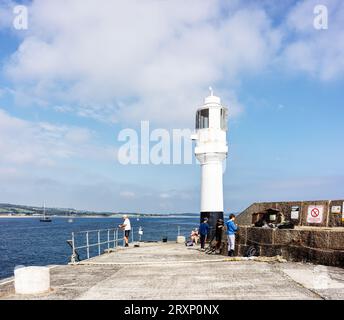 Leuchtturm am Pier im Hafen von Penzance, Cornwall, England. Stockfoto