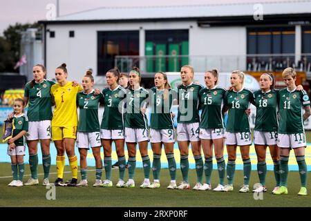 Die nordirischen Spieler stehen vor dem Spiel der Gruppe B1 der UEFA Women's Nations League in Seaview, Belfast, für die Nationalhymne an. Bilddatum: Dienstag, 26. September 2023. Stockfoto