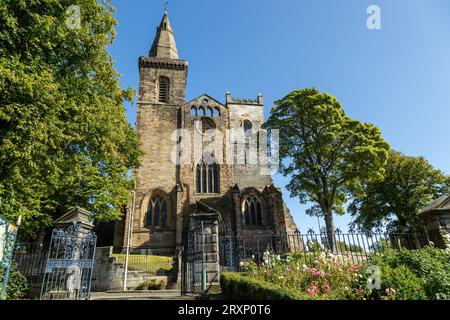 Dunfermline Abbey aus Pittencrieff Park, Fife, Schottland, Vereinigtes Königreich Stockfoto