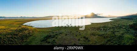 Luftaufnahme des Nqweba Dam bei Sonnenaufgang, Graaff-Reinet, Eastern Cape, Südafrika Stockfoto